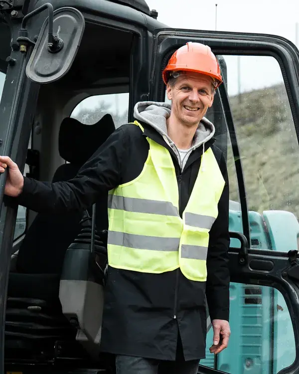 Christian Natadal, teknisk forvalter i PK Eiendom, i døra på en gravemaskin på Moane