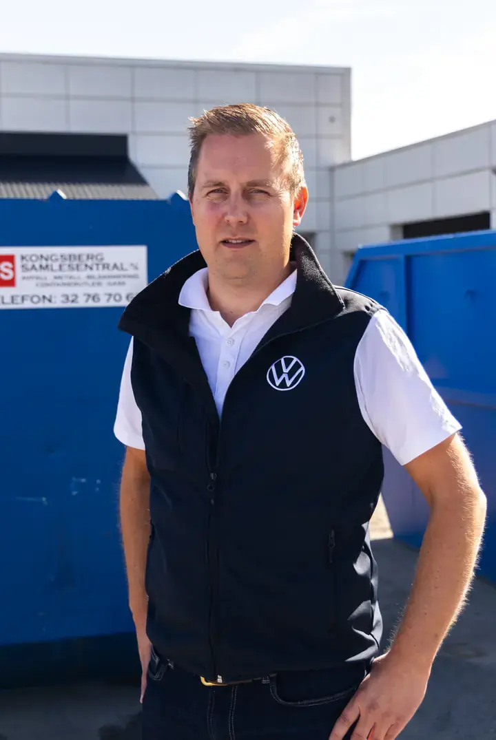 Espen Hagen, daglig leder i Mobile Ljosland, foran blå containere fra Kongsberg Samlesentral
