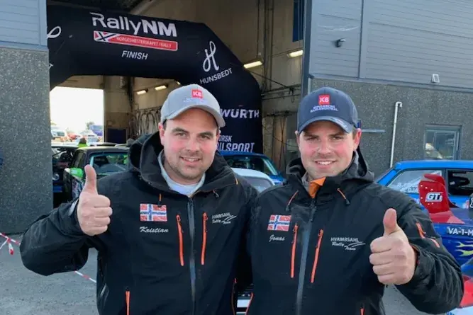 Kristian og Jonas Hvambsahl i jakker fra Hvambsahl Rally Team og KS-caps