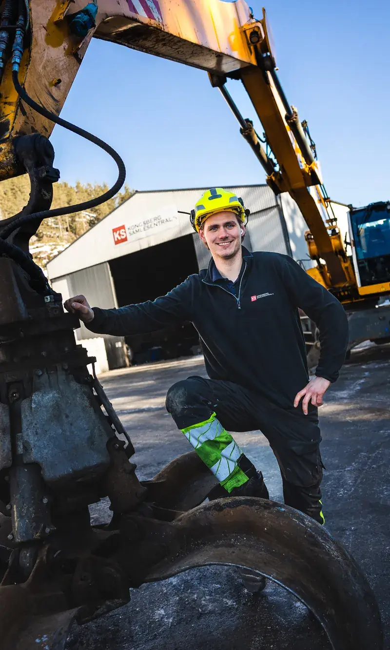 Michael fra Kongsberg Samlesentral med hjelm, stående ved en stor gripeklo