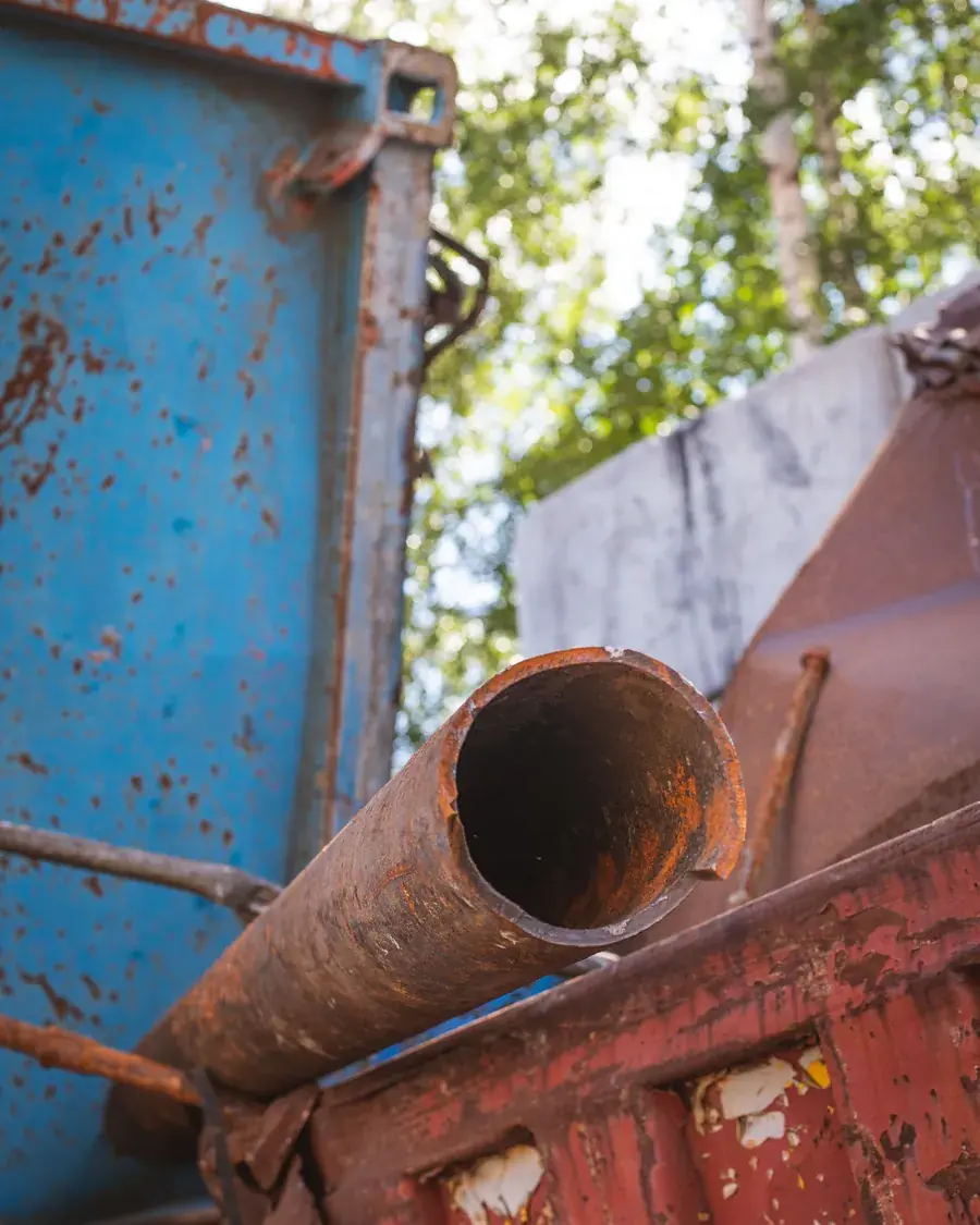 Rustne metallcontainere stablet på anlegget