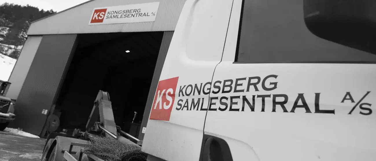 Lastebil med Kongsberg Samlesentral-logo foran hallen