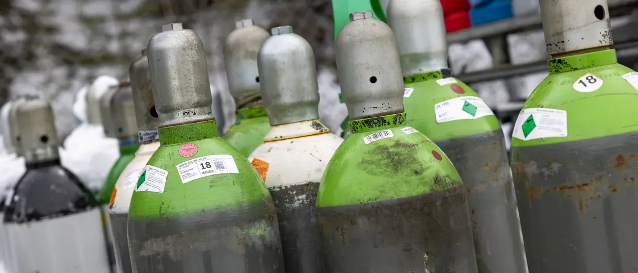 Gassflasker med sveisegass og industrigass på rekke