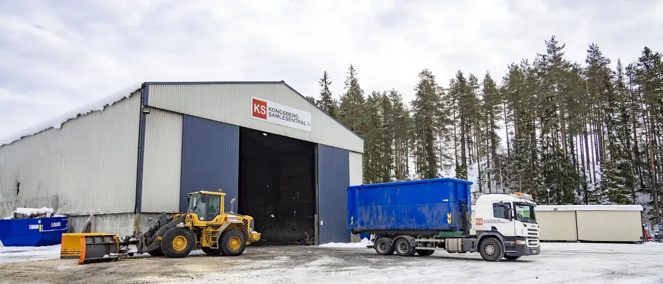 Hallen på Moane med hjullaster og krokbil utenfor