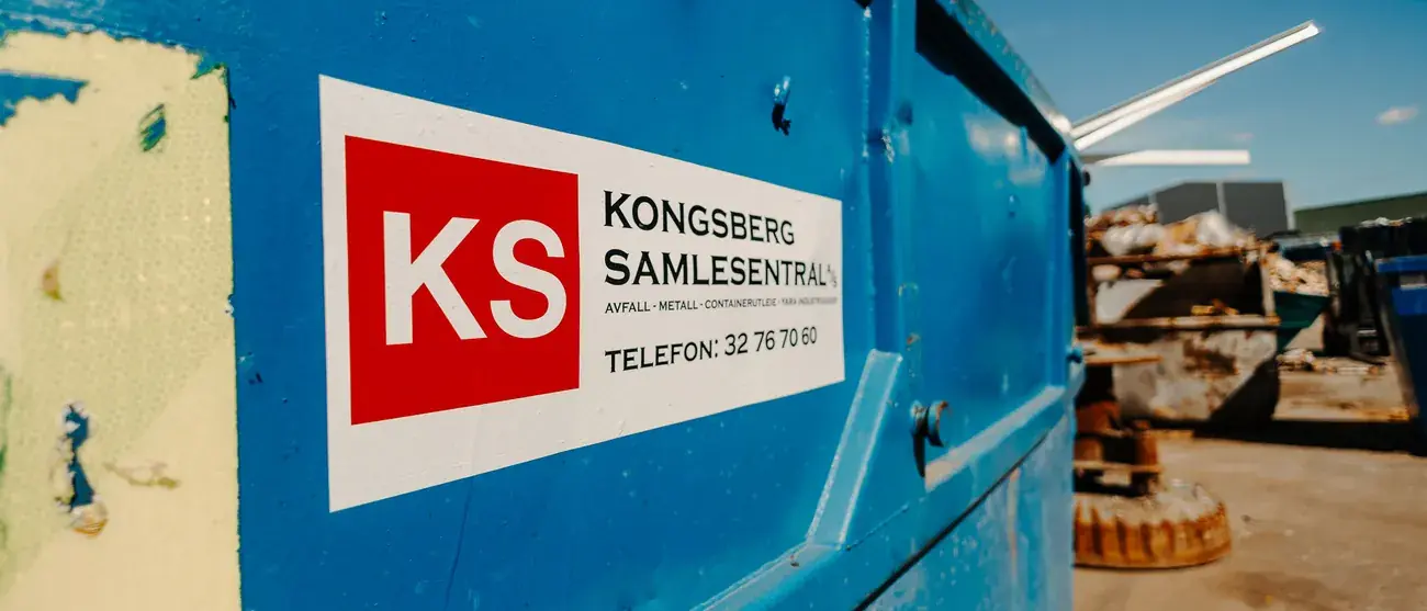 Blå container med Kongsberg Samlesentrals merke og telefonnummer